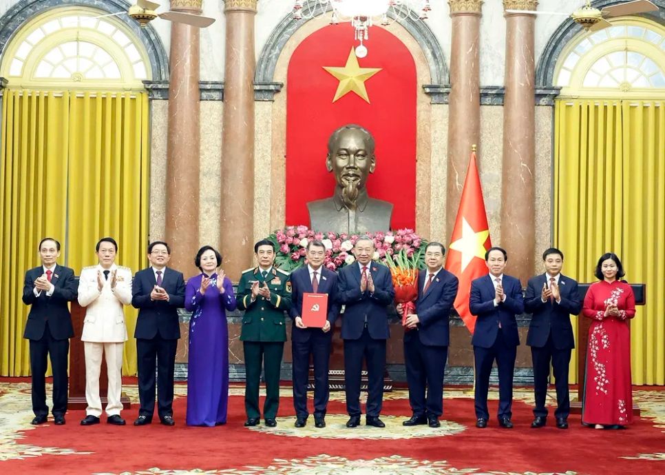 Tổng Bí thư, Chủ tịch nước Tô Lâm trao Quyết định của Bộ Chính trị chỉ định nhân sự của Đảng ủy Chính phủ nhiệm kỳ 2025-2030. Ảnh: TTXVN Tổng Bí thư, Chủ tịch nước Tô Lâm trao Quyết định của Bộ Chính trị chỉ định nhân sự của Đảng ủy Chính phủ nhiệm kỳ 2025-2030. Ảnh: TTXVN