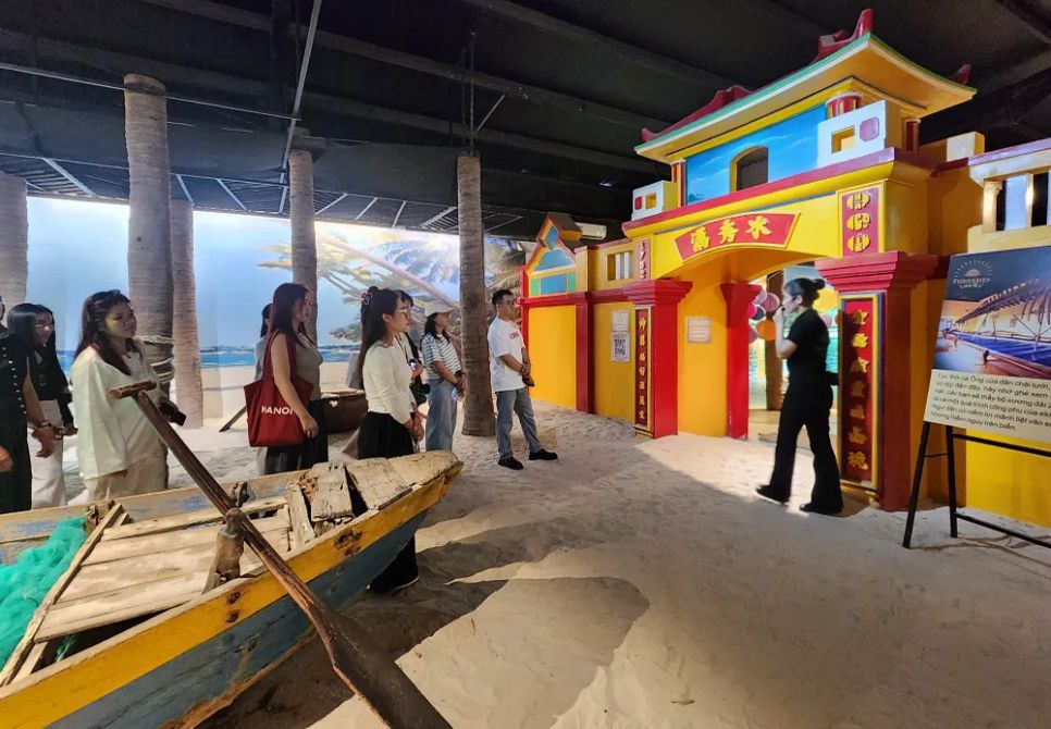 Khách tham quan không gian trưng bày làng nghề nước mắm tại Mũi Né