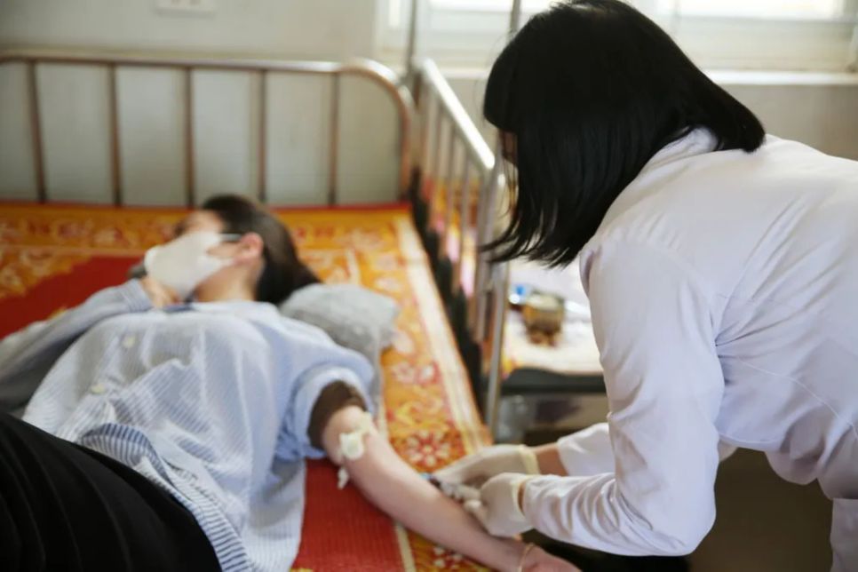 Cán bộ chuyên môn CDC tỉnh Hà Tĩnh lấy máu xét nghiệm bệnh nhân tại bệnh viện