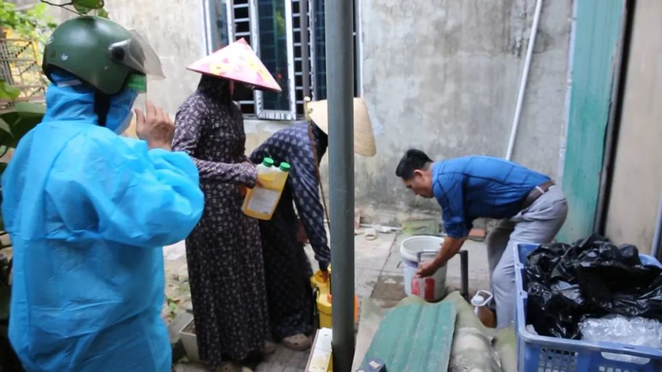 Cán bộ chuyên môn hướng dẫn người dân các biện pháp phòng, chống dịch bệnh sốt xuất huyết