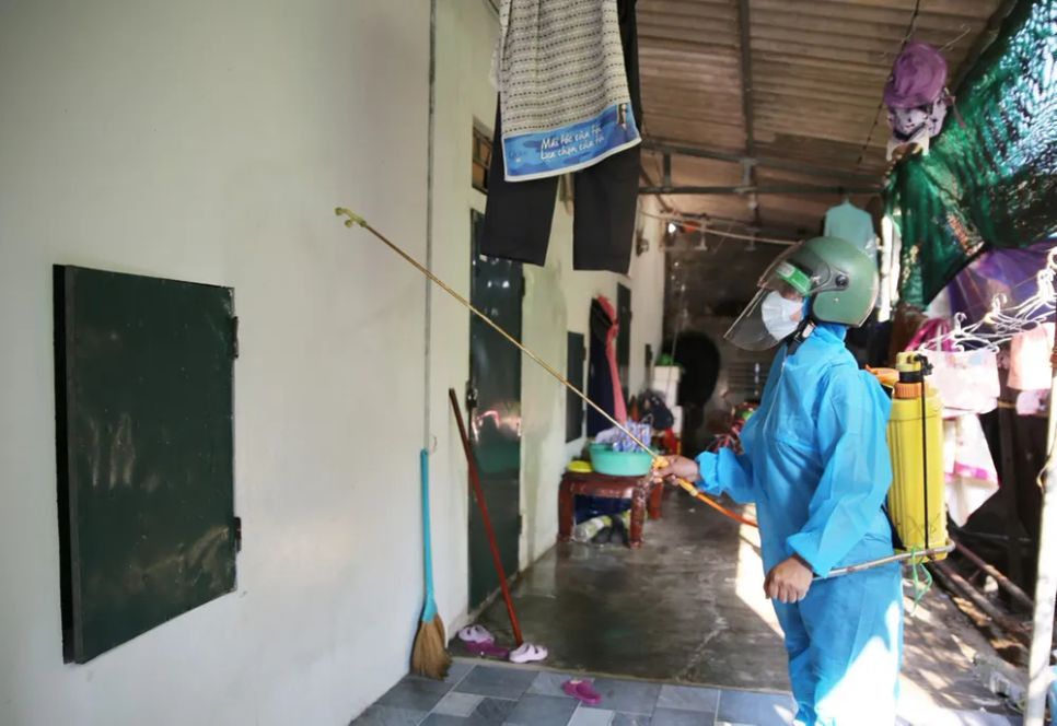 Cán bộ chuyên môn phun thuốc diệt muỗi tại các hộ dân trong bán kính 200m tính từ nhà bệnh nhân