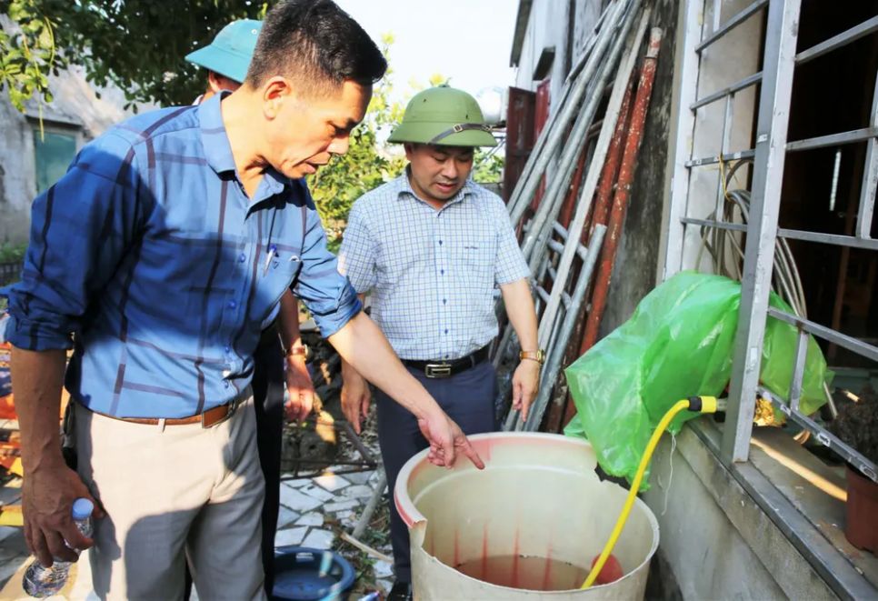 Lãnh đạo CDC tỉnh Hà Tĩnh giám sát bọ gậy tại khu vực có bệnh nhân mắc sốt xuất huyết
