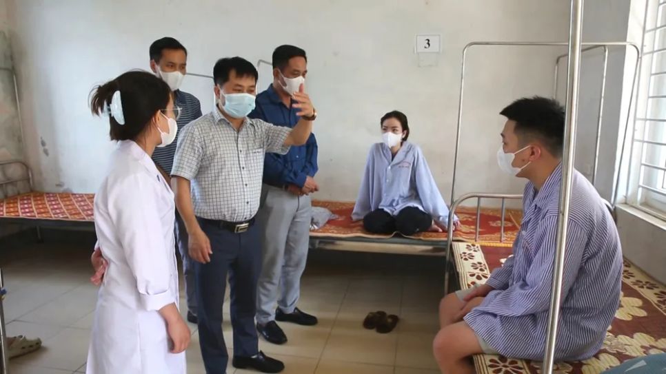 <p> Giám đốc CDC tỉnh Hà Tĩnh Nguyễn Chí Thanh thăm hỏi, kiểm tra sức khỏe bệnh nhân tại bệnh viện </p>