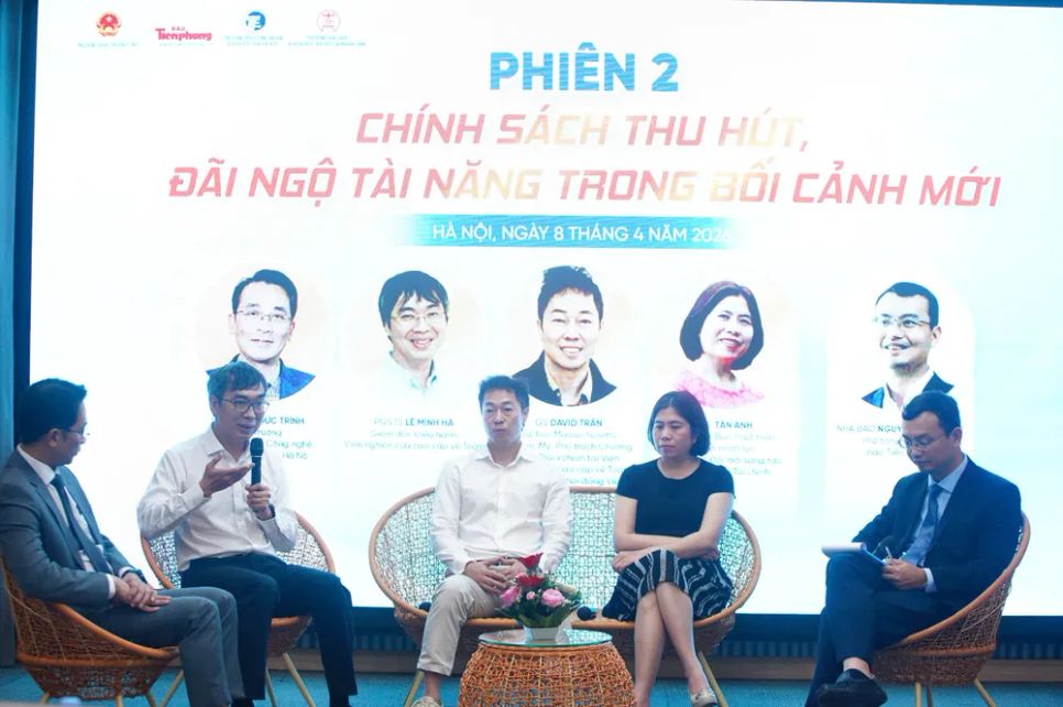 Các đại biểu, chuyên gia trao đổi tại hội thảo