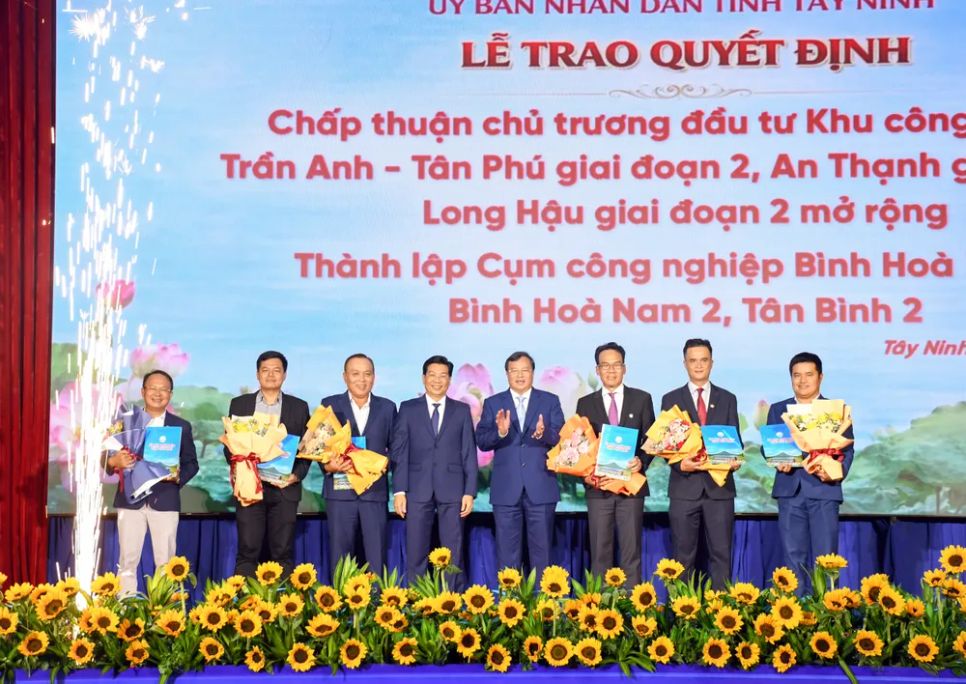 Lãnh đạo tỉnh Tây Ninh trao quyết định chấp thuận chủ trương đầu tư và thành lập cho đại diện các KCN, CCN