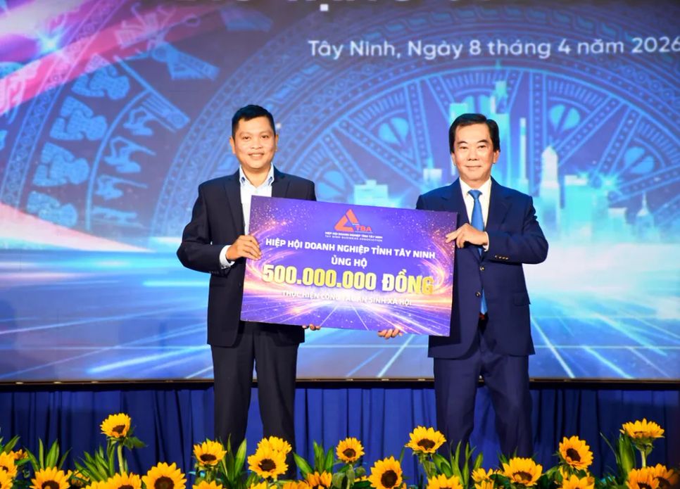 Tại diễn đàn, lãnh đạo Hiệp hội Doanh nghiệp tỉnh Tây Ninh trao bảng tượng trưng ủng hộ 500 triệu đồng thực hiện công tác an sinh xã hội cho đại diện Ủy ban MTTQ Việt Nam tỉnh Tây Ninh