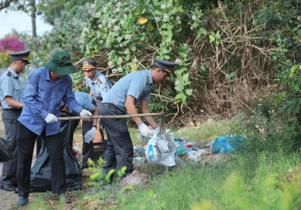 Lãnh đạo Đảng ủy phường Phước Thắng tham gia dọn rác trên địa bàn, ngày 4-4 Lãnh đạo Đảng ủy phường Phước Thắng tham gia dọn rác trên địa bàn, ngày 4-4