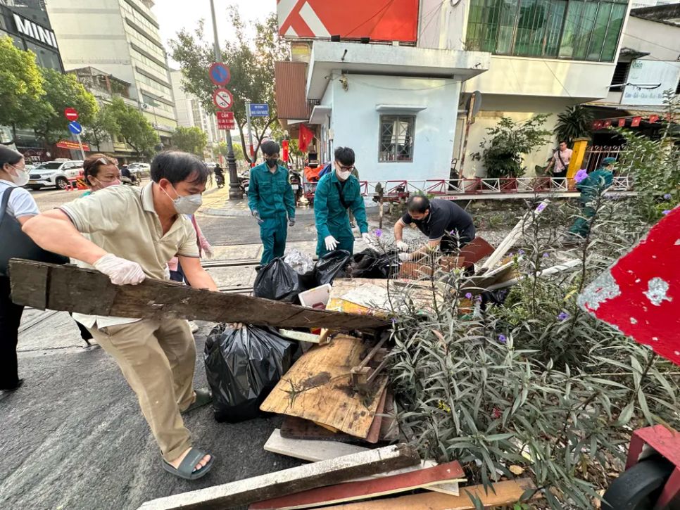 Cán bộ phường Phú Nhuận, TPHCM dọn rác thải. Ảnh: THANH HIỀN Cán bộ phường Phú Nhuận, TPHCM dọn rác thải. Ảnh: THANH HIỀN