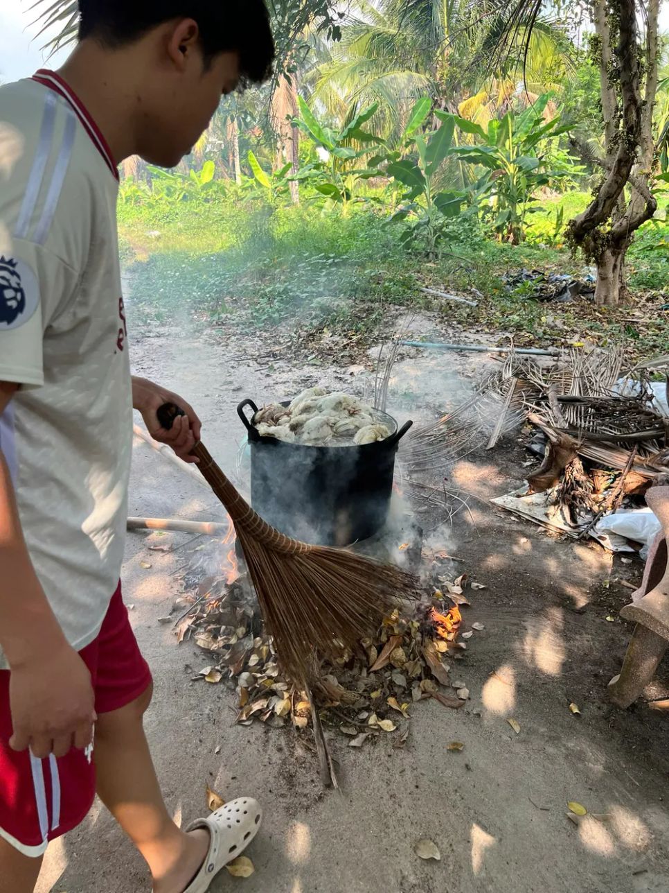 Gà chết được đun nóng trước khi đem tiêu hủy Gà chết được đun nóng trước khi đem tiêu hủy