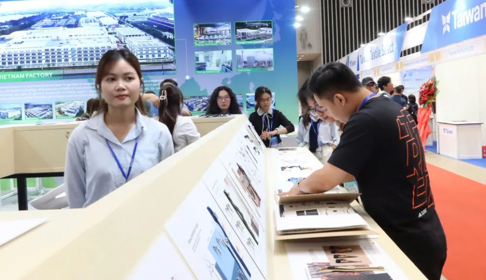 Khách tham quan triển lãm