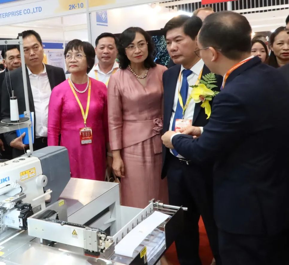 Thứ trưởng Bộ Công thương Phan Thị Thắng và đại biểu tham quan các gian hàng tại triển lãm