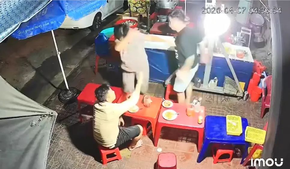 Đối tượng Ý liên tục chửi bới, xúc phạm và tấn công vào cụ bà