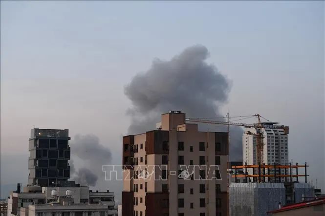 Khói bốc lên sau một vụ tấn công tại Tehran, Iran. Ảnh: THX/TTXVN Khói bốc lên sau một vụ tấn công tại Tehran, Iran. Ảnh: THX/TTXVN