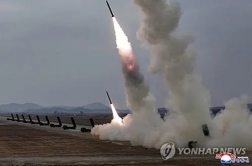Hãng tin Yonhap cho biết hình ảnh này do KCNA công bố cho thấy Triều Tiên tiến hành cuộc tập trận tấn công hỏa lực sử dụng hệ thống phóng rocket đa nòng siêu chính xác 600mm, ngày 8-4. Ảnh: YONHAP