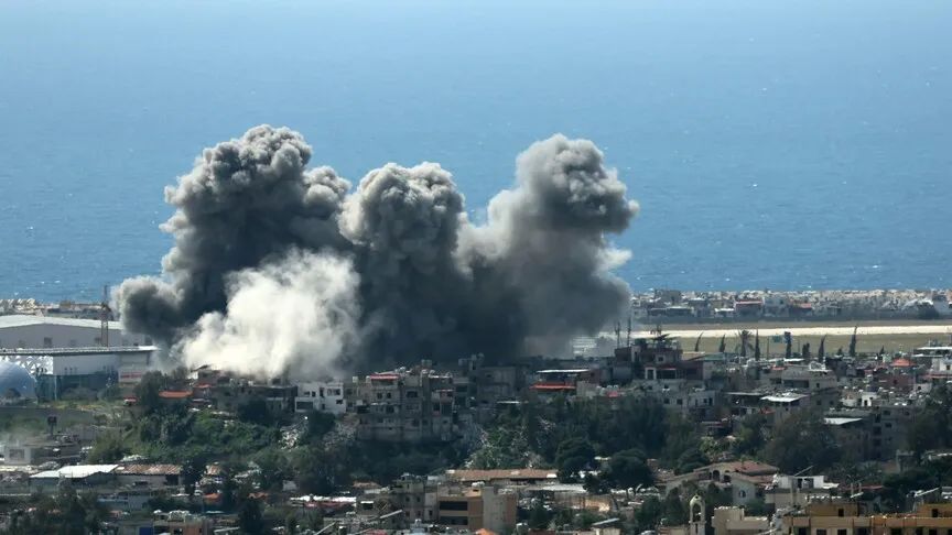 Các đợt không kích liên tiếp đã làm rung chuyển thủ đô Beirut, tạo ra các cột khói lớn bốc lên không trung. Ảnh: Anadolu Agency