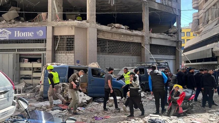 Hiện trường một trong những vụ tấn công trên khắp Beirut của quân đội Israel. Ảnh: Anadolu Agency