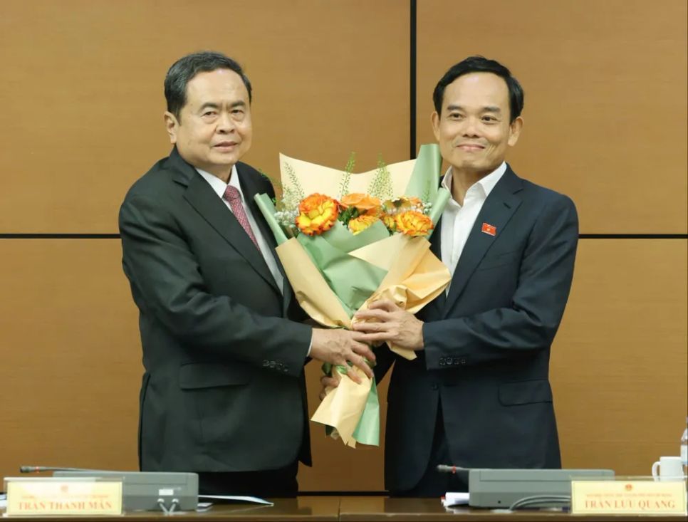 Chủ tịch Quốc hội Trần Thanh Mẫn tặng hoa, chúc mừng Bí thư Thành ủy TPHCM Trần Lưu Quang, chiều 8-4. Ảnh: QUANG PHÚC Chủ tịch Quốc hội Trần Thanh Mẫn tặng hoa, chúc mừng Bí thư Thành ủy TPHCM Trần Lưu Quang, chiều 8-4. Ảnh: QUANG PHÚC