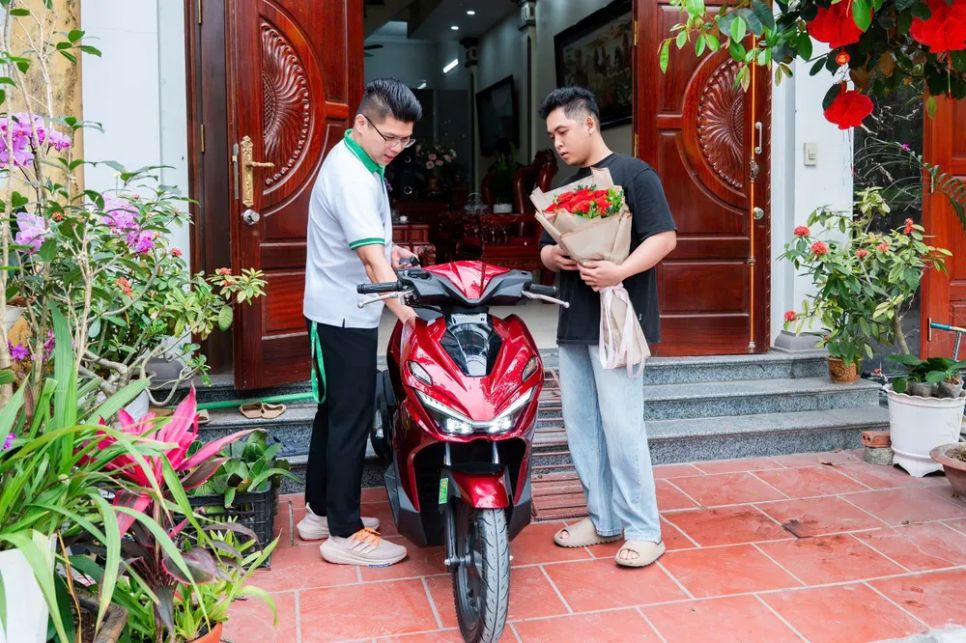 Đại diện FE CREDIT trao giải thưởng xe máy đến anh Nguyễn Thanh Hưng.