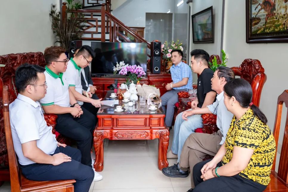 Gia đình anh Nguyễn Thanh Hưng (áo đen) đón tiếp và trò chuyện cùng đại diện FE CREDIT.