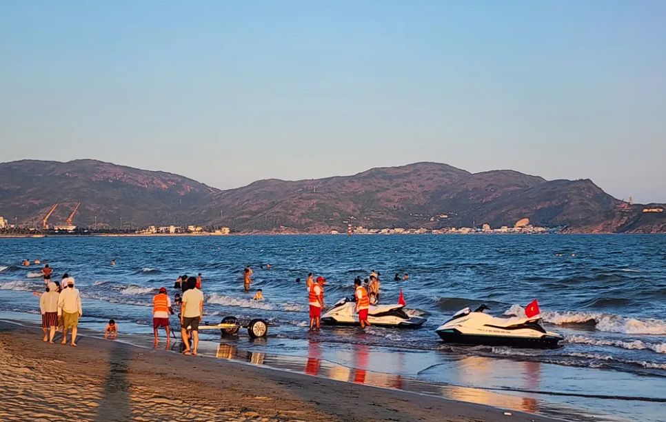 Khách du lịch ở bãi biển Quy Nhơn