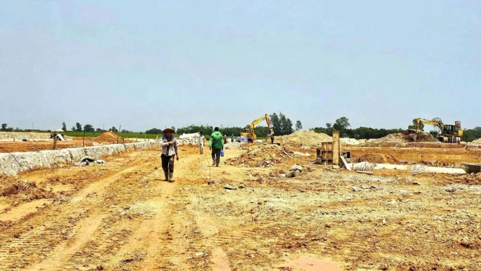 Công nhân thi công trên các công trình trọng điểm ở TP Huế