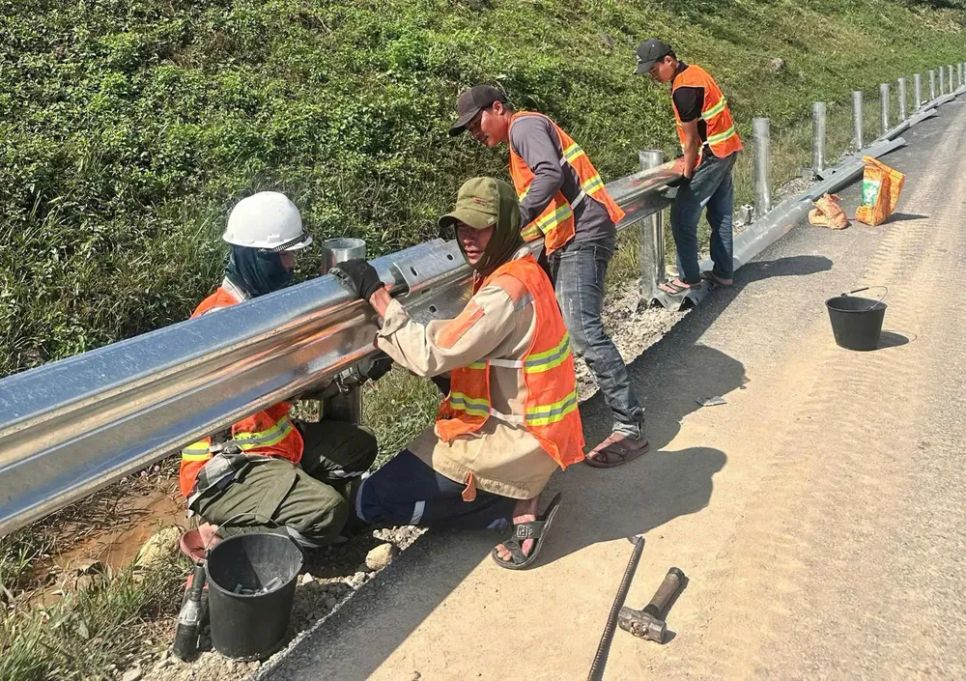 Công nhân thi công trên các công trình trọng điểm ở TP Huế