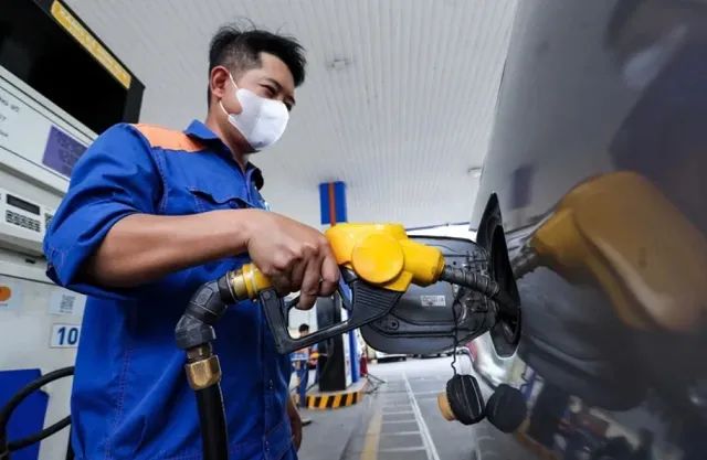 Chiều 9-4, có mặt hàng xăng dầu giảm gần 10.000 đồng/lít. Ảnh minh họa