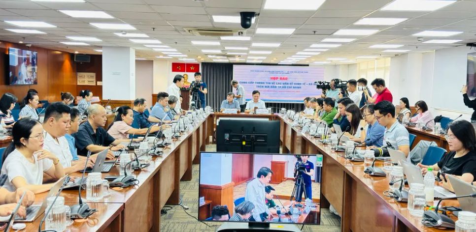 Cuộc họp báo cung cấp thông tin về các vấn đề kinh tế - xã hội trên địa bàn TPHCM, tổ chức chiều 9-4. Ảnh: ĐÌNH DƯ