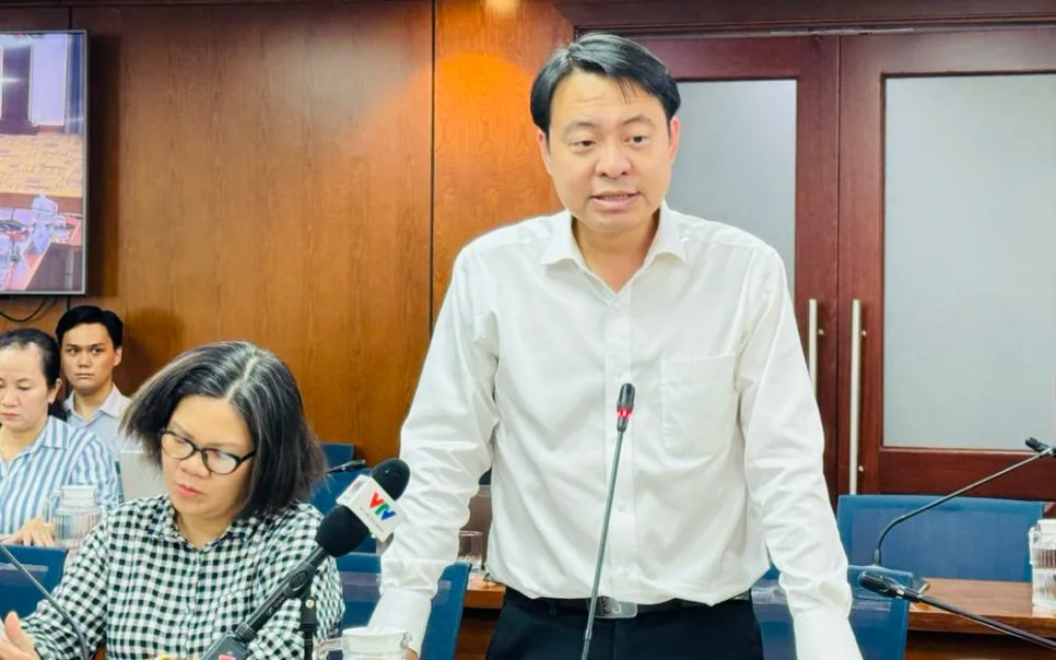 Ông Lê Khắc Huấn thông tin tại cuộc họp báo. Ảnh: ĐÌNH DƯ