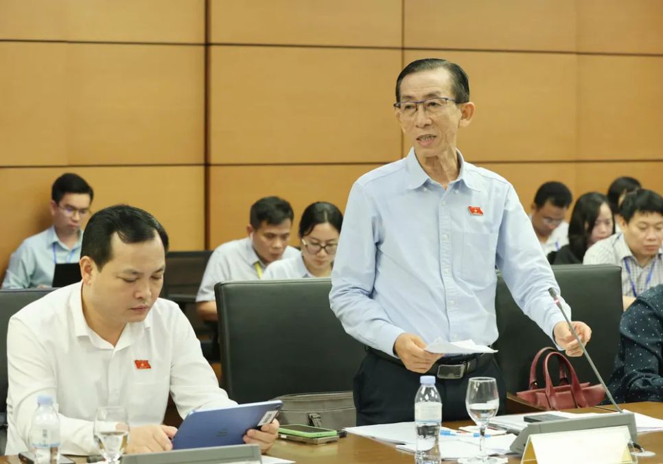 Đại biểu Trần Hoàng Ngân (TPHCM) phát biểu thảo luận tại tổ. Ảnh: QUANG PHÚC