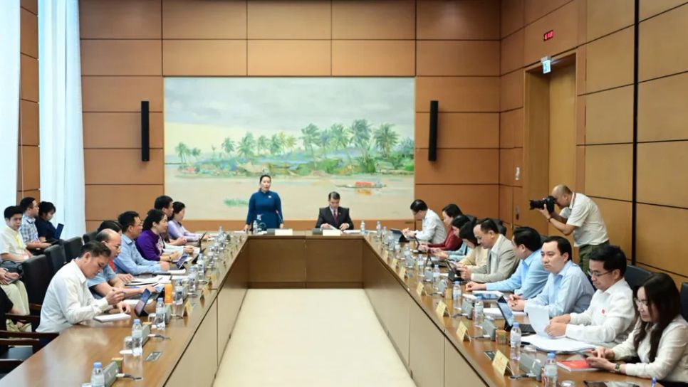 Phiên thảo luận tổ chiều 9-4. Ảnh: ĐỖ TRUNG