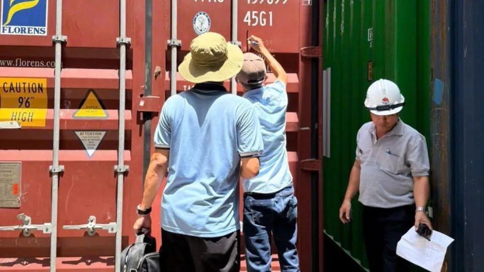 Lực lượng chức năng mở các container để kiểm tra Lực lượng chức năng mở các container để kiểm tra