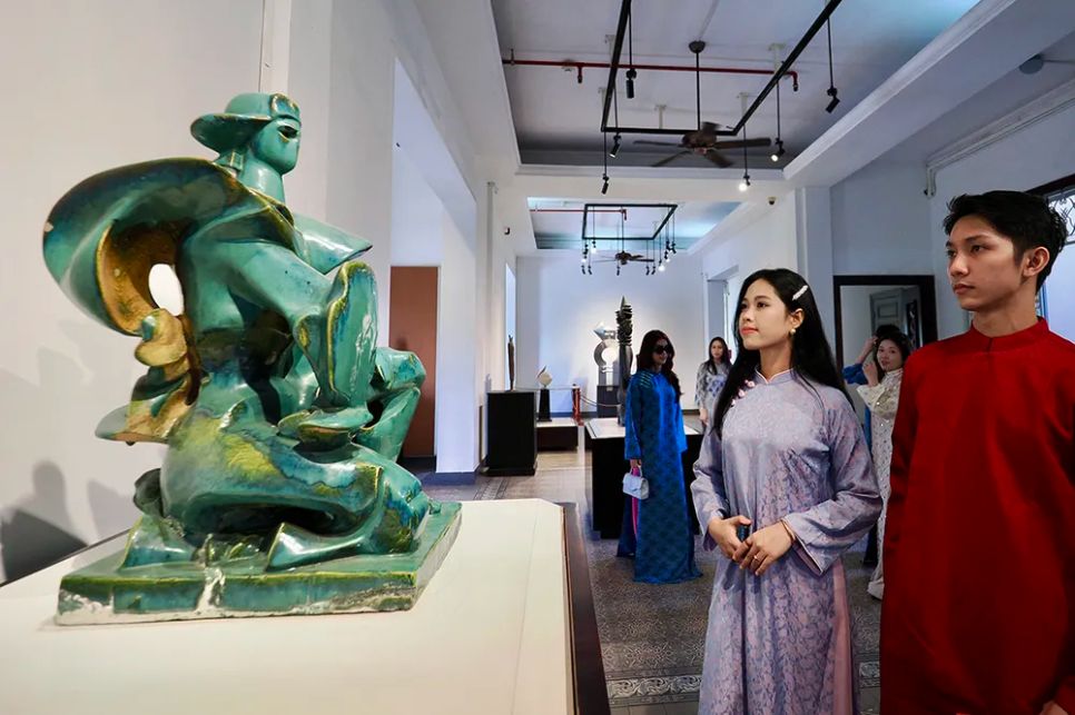Khách thưởng lãm các tác phẩm nghệ thuật tại Bảo tàng Mỹ thuật TPHCM ẢNH: HOÀNG HÙNG Khách thưởng lãm các tác phẩm nghệ thuật tại Bảo tàng Mỹ thuật TPHCM ẢNH: HOÀNG HÙNG