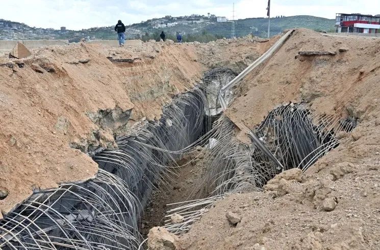 Hiện trường vụ tấn công của Israel nhằm vào cầu Qasmieh gần Tyre, miền Nam Lebanon, ngày 23-3 <br> vừa qua. Ảnh: EPA