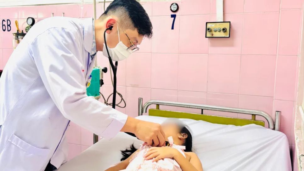 Một học sinh nghi ngộ độc thực phẩm được điều trị tại Bệnh viện Nhân dân Gia Định. Một học sinh nghi ngộ độc thực phẩm được điều trị tại Bệnh viện Nhân dân Gia Định.