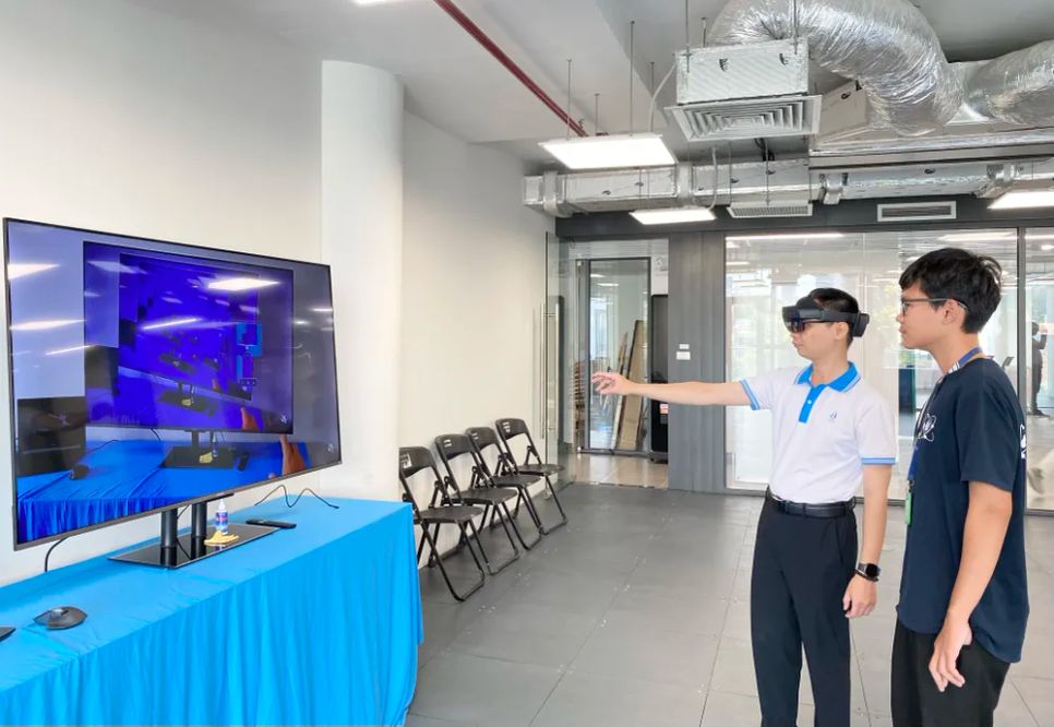 Khách tham quan trải nghiệm công nghệ tương tác tại Edtech Viet Nam 2026 Khách tham quan trải nghiệm công nghệ tương tác tại Edtech Viet Nam 2026
