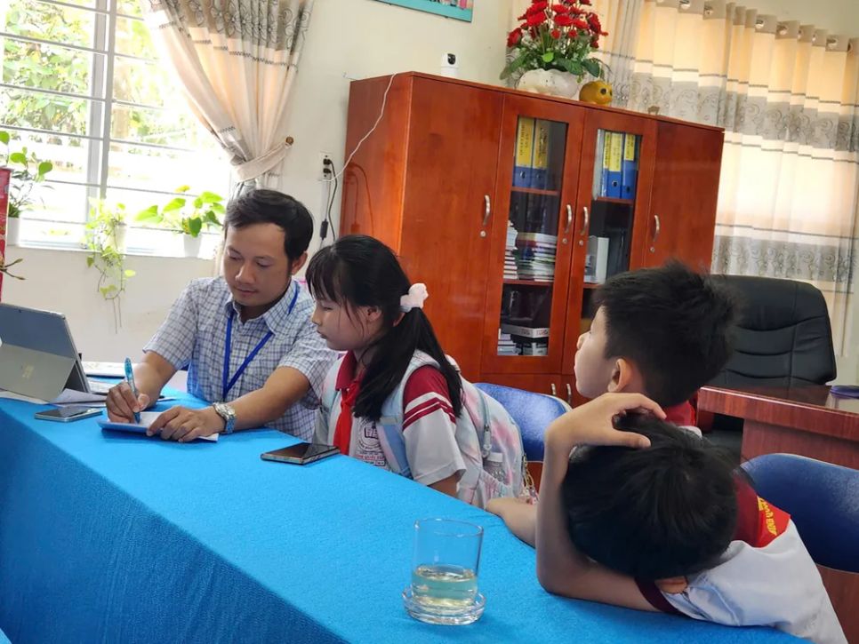 Học sinh tham gia điều tra dịch tễ vào sáng 10-4