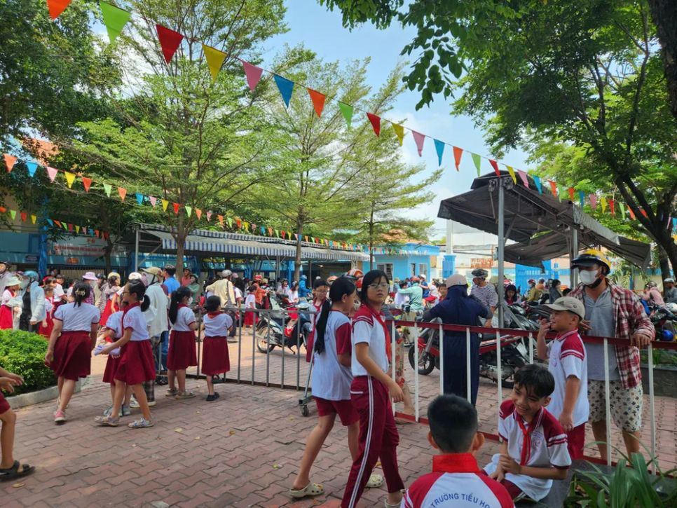 Phụ huynh chờ đón con vào trưa 10-4 do nhà trường tạm ngưng tổ chức bán trú