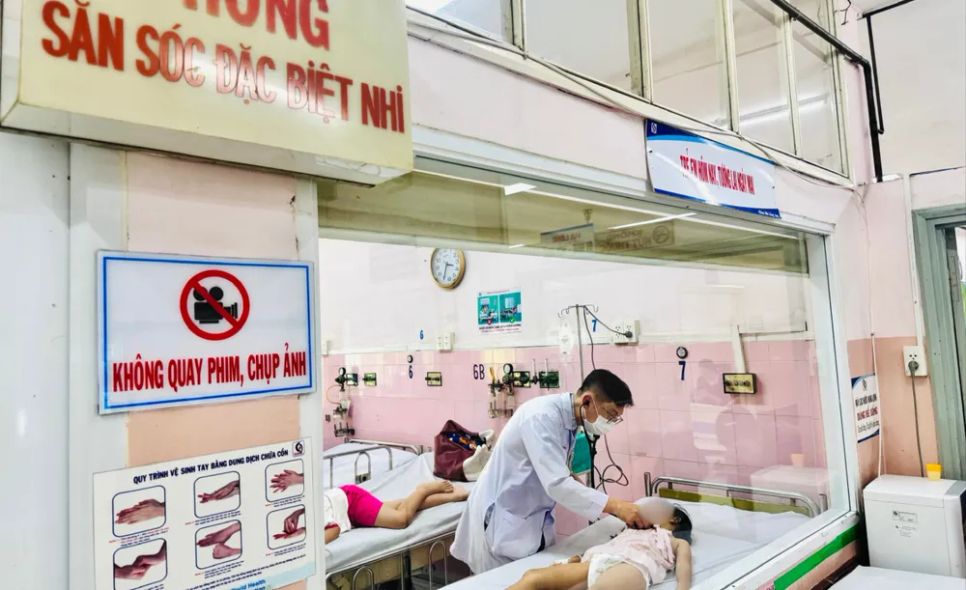 Một học sinh nghi ngộ độc được điều trị tại Bệnh viện Nhân dân Gia Định, ngày 9-4