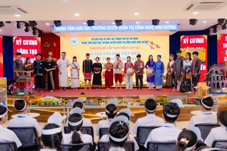 Học sinh trình diễn trang phục truyền thống các dân tộc Việt Nam Học sinh trình diễn trang phục truyền thống các dân tộc Việt Nam