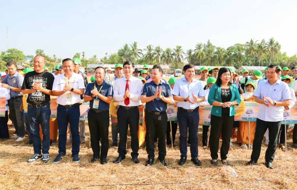 Ban Tổ chức và các cầu thủ tại lễ khai mạc giải đấu