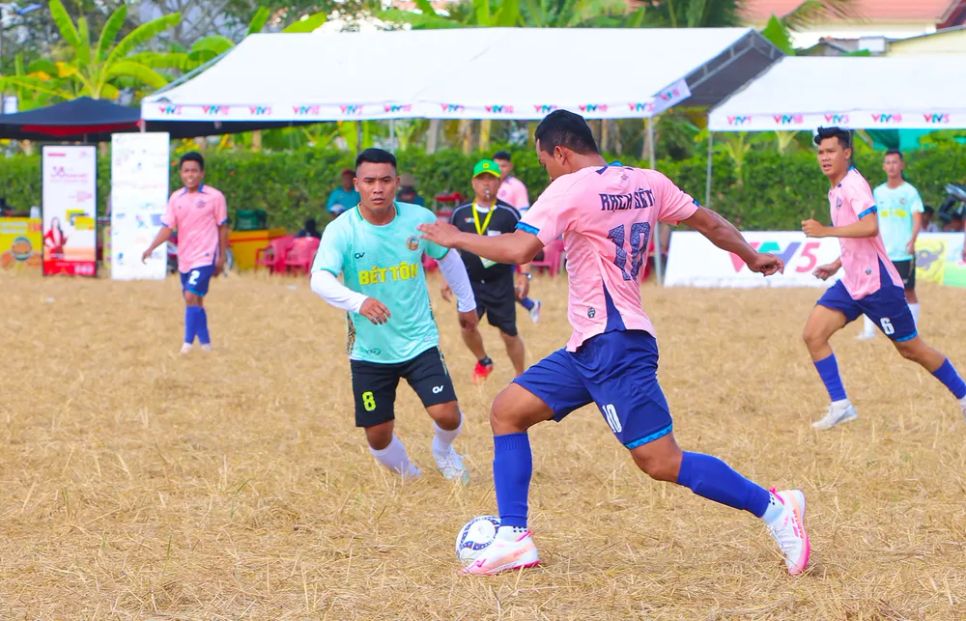 Các cầu thủ tham gia tranh tài sôi nổi, quyết liệt