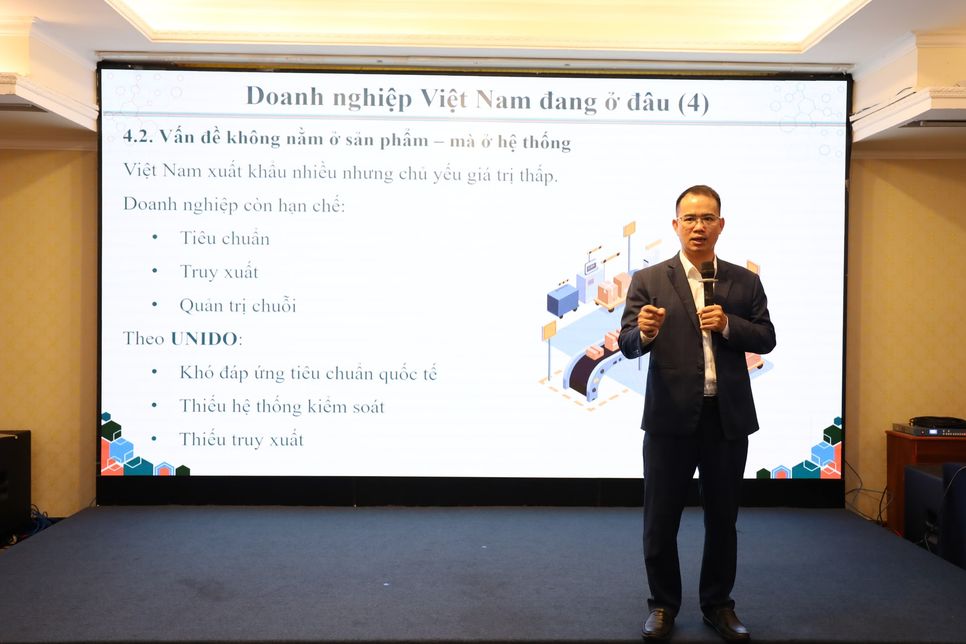 Ông Hoàng Văn Việt chia sẻ tại hội thảo