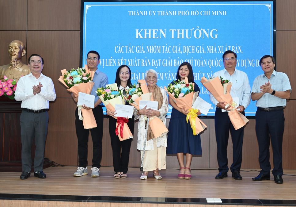 Giám đốc Sở Văn hóa và Thể thao TP.HCM Trần Thế Thuận và Phó Trưởng Ban Tuyên giáo và Dân vận Thành ủy TP.HCM Tăng Hữu Phong chúc mừng các tác giả đoạt Giải thưởng Sách Quốc gia lần thứ VIII. Ảnh: Minh Tiến