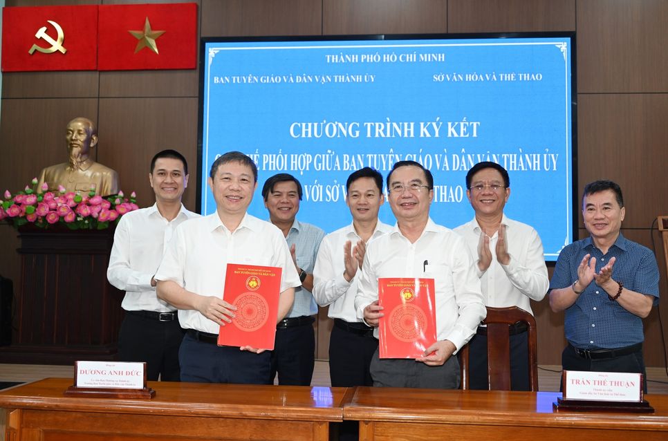 Trưởng Ban Tuyên giáo và Dân vận Thành ủy TP.HCM Dương Anh Đức và Giám đốc Sở Văn hóa và Thể Thao TP.HCM Trần Thế Thuận, ký kết Quy chế phối hợp. Ảnh: Minh Tiến