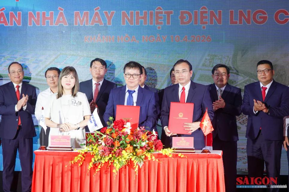 Ký kết hợp đồng đầu tư kinh doanh dự án Nhà máy Nhiệt điện LNG Cà Ná giữa UBND tỉnh Khánh Hòa và Liên danh Trung Nam – Sideros River. Ảnh: HIẾU GIANG