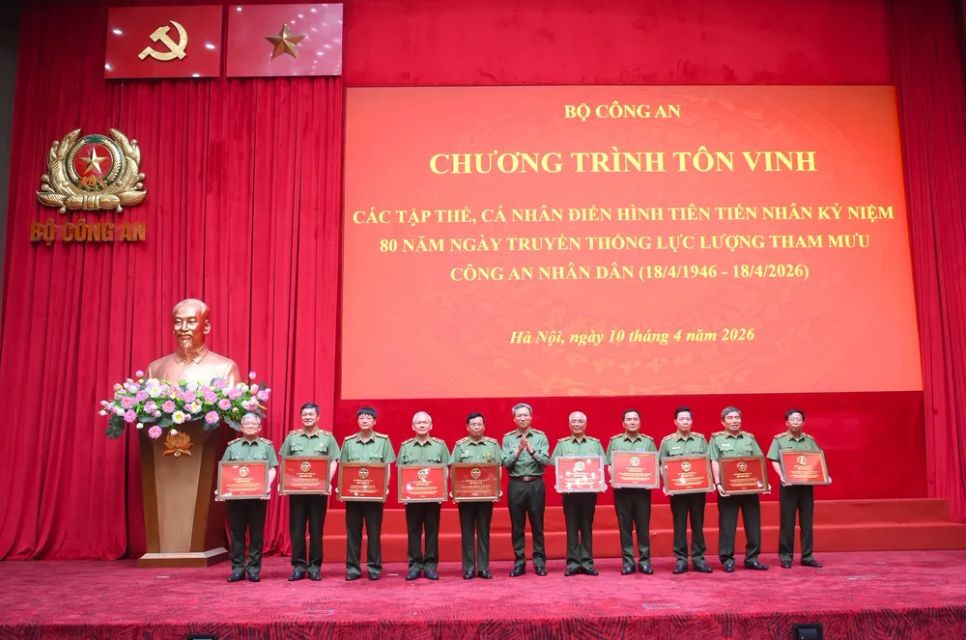 Lãnh đạo Văn phòng Bộ Công an tặng quà tri ân các đồng chí nguyên lãnh đạo Văn phòng Bộ Công an qua các thời kỳ. Ảnh: BCA