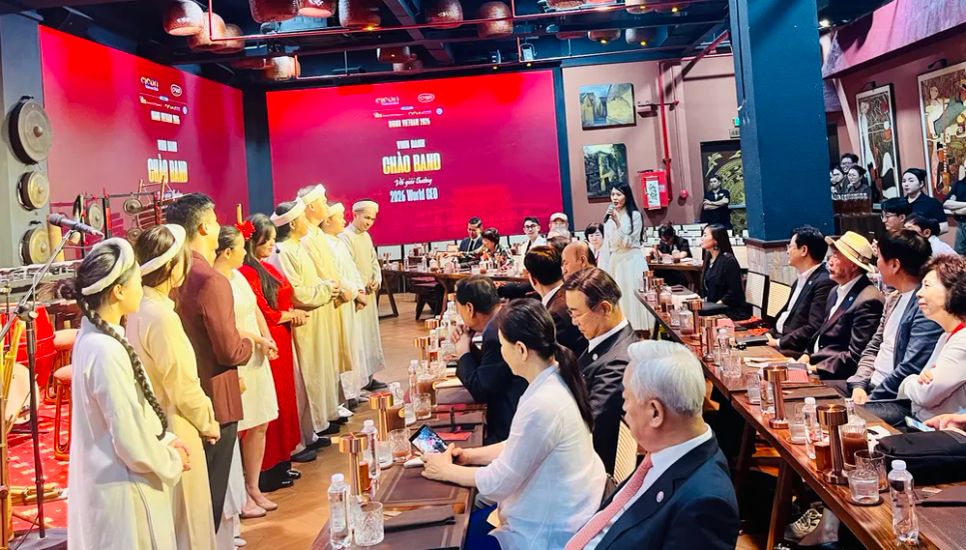 Các nghệ sĩ của Chào Show giao lưu với du khách Hàn Quốc tối 10-4