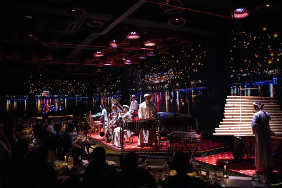 Du khách thưởng thức các tiết mục âm nhạc tại Chào Show