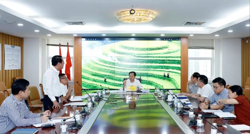 Bộ trưởng Bộ Nông nghiệp và Môi trường làm việc với các đơn vị chức năng ngày 10-4 về hoàn thiện các dự án luật. Ảnh: KHƯƠNG TRUNG Bộ trưởng Bộ Nông nghiệp và Môi trường làm việc với các đơn vị chức năng ngày 10-4 về hoàn thiện các dự án luật. Ảnh: KHƯƠNG TRUNG